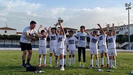 El GMD Olivenza logra un histórico doble campeonato en categoría prebenjamín
