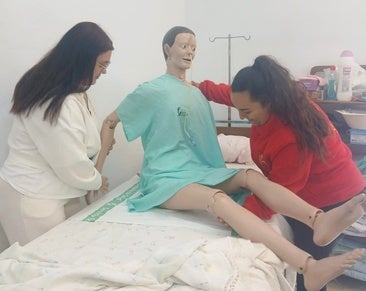 El curso de Atención Sociosanitaria de la Santa Casa comienza las prácticas en aula