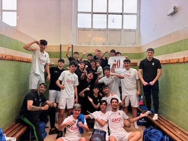 El equipo celebróa la victoria en el vestuario.