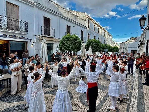 Los Chaparritos vuelven a dar vida a la tradición oliventina de 'La Maya'