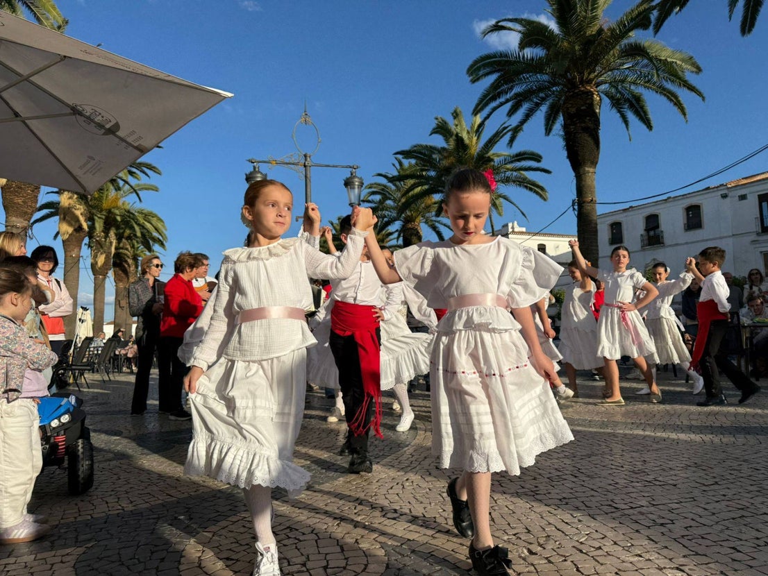 Los Chaparritos vuelven a dar vida a la tradición oliventina de 'La Maya'