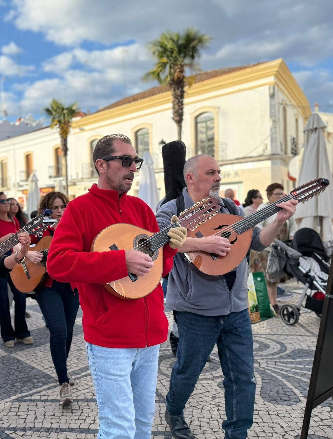 Los Chaparritos vuelven a dar vida a la tradición oliventina de 'La Maya'