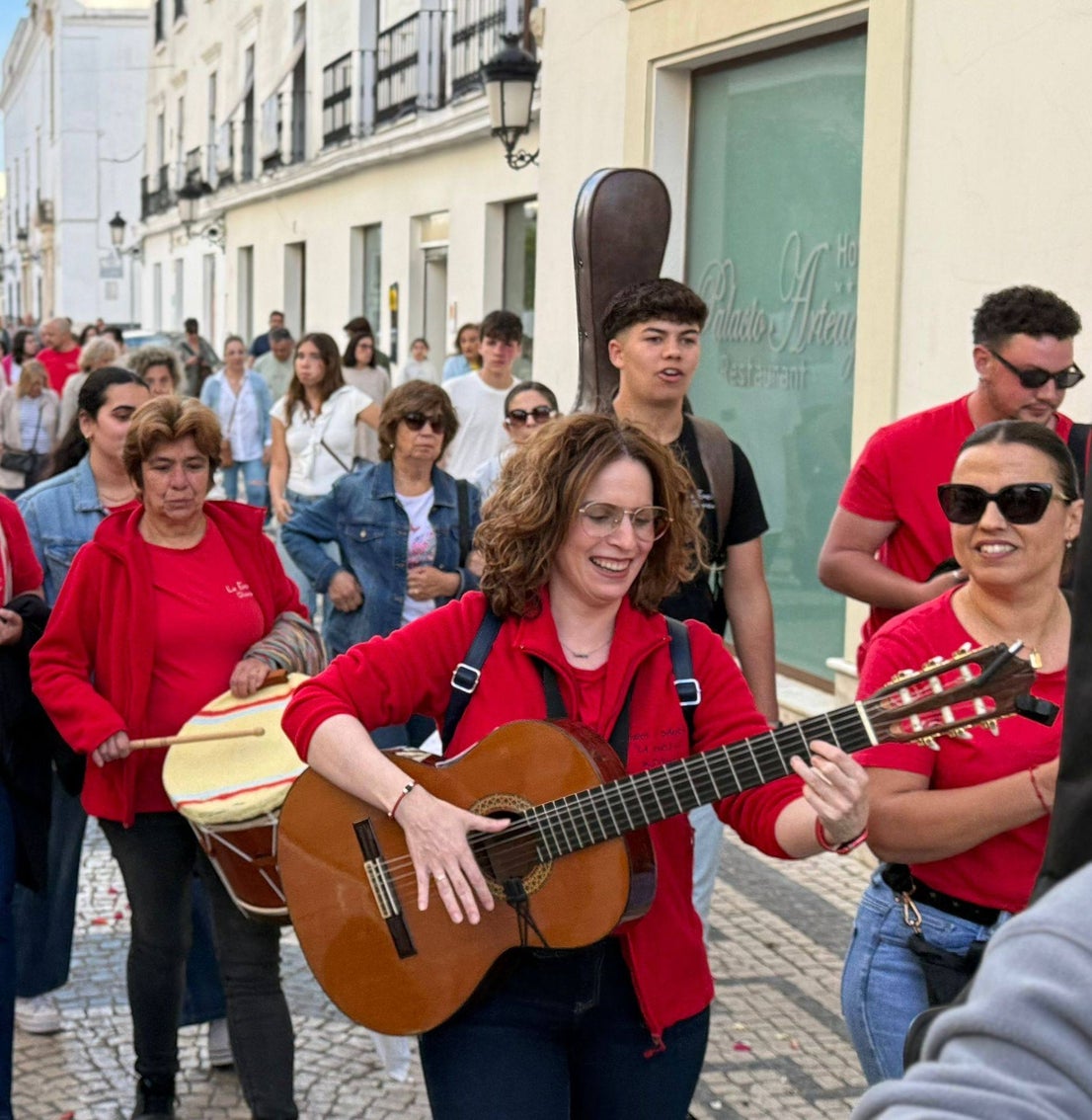 Los Chaparritos vuelven a dar vida a la tradición oliventina de 'La Maya'
