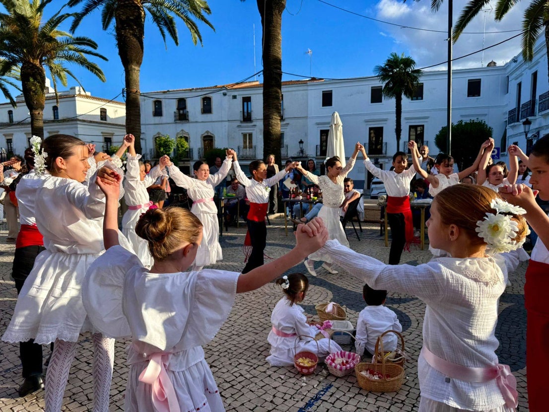 Los Chaparritos vuelven a dar vida a la tradición oliventina de 'La Maya'