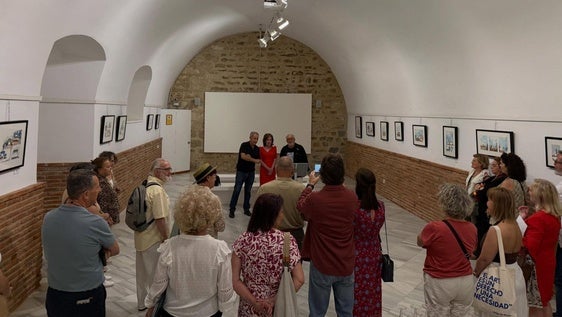 Más de una treintena de personas asisten a la inauguración de la muestra de Víctor Rosa