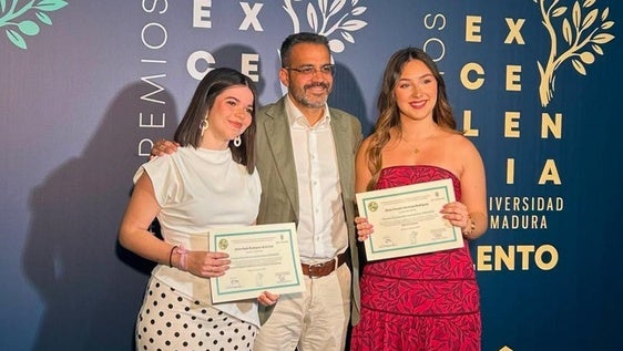 Dos jóvenes oliventinas reconocidas por su excelencia académica en la Universidad de Extremadura