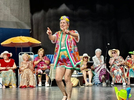 El Grupo de Teatro del Centro de Mayores llena de humor y música la Casa de la Cultura