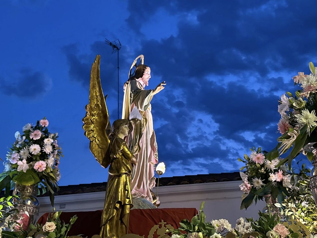 El Sagrado Corazón de Jesús recorre las calles de La Farrapa en una emotiva procesión