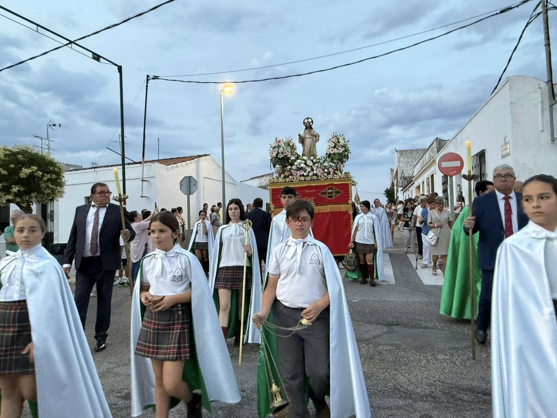 El Sagrado Corazón de Jesús recorre las calles de La Farrapa en una emotiva procesión