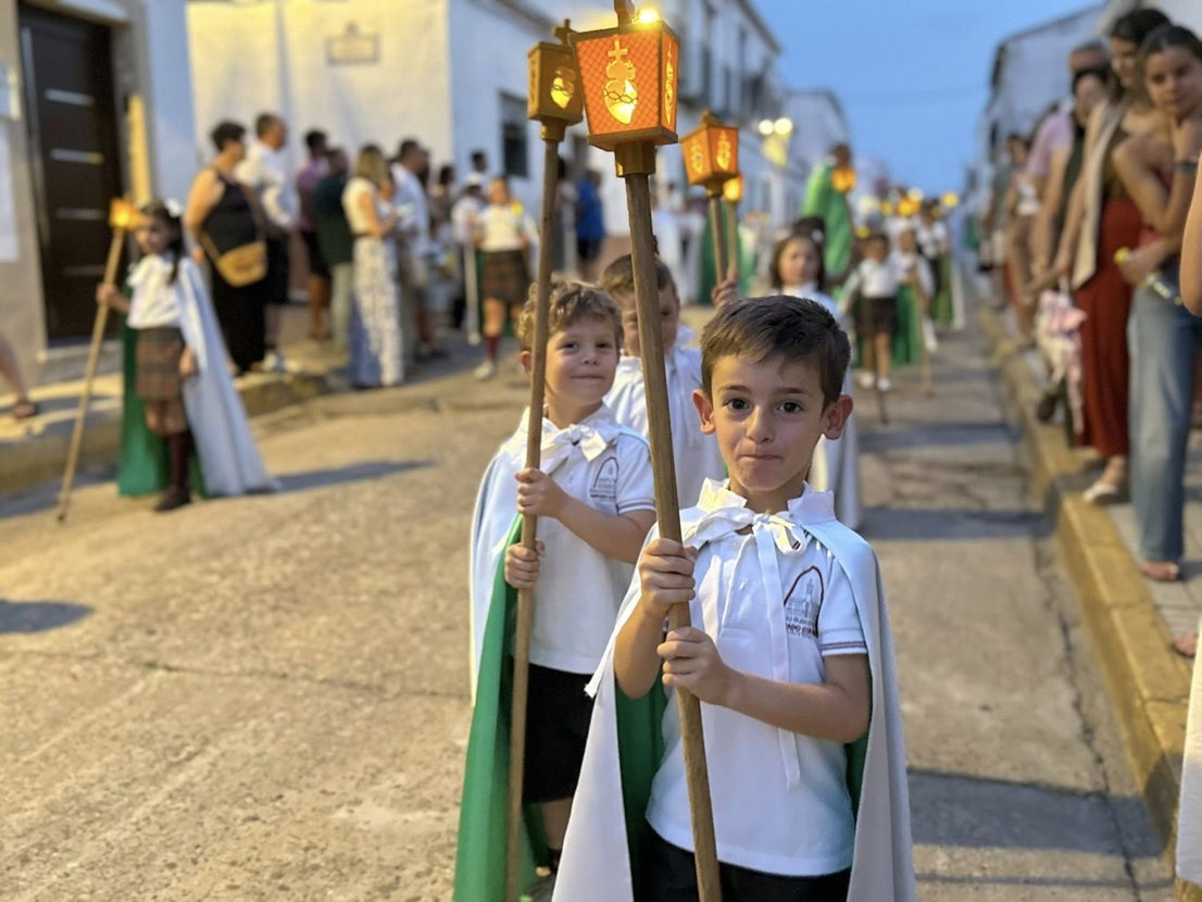 El Sagrado Corazón de Jesús recorre las calles de La Farrapa en una emotiva procesión