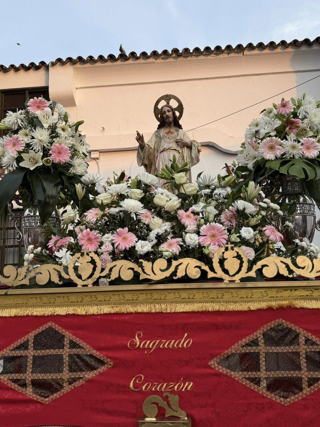 El Sagrado Corazón de Jesús recorre las calles de La Farrapa en una emotiva procesión