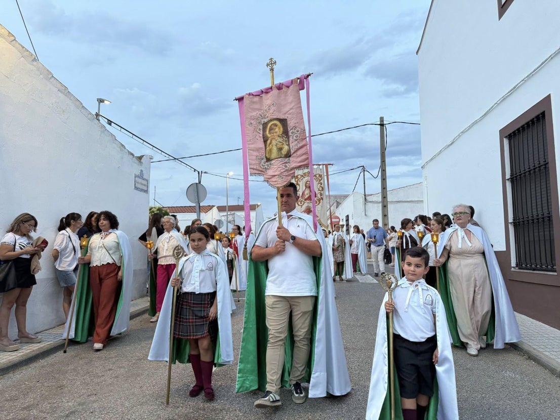 El Sagrado Corazón de Jesús recorre las calles de La Farrapa en una emotiva procesión