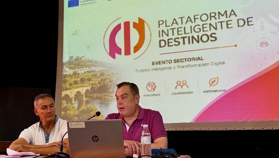Empresarios del sector turístico de Olivenza conocen las oportunidades de la Plataforma Inteligente de Destinos