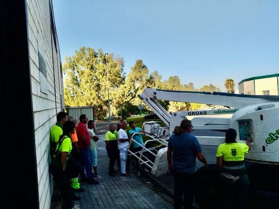 Doce trabajadores municipales se forman en el manejo seguro de plataformas elevadoras