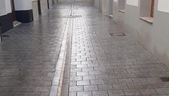 El servicio municipal de limpieza mantiene los trabajos de baldeo en las calles