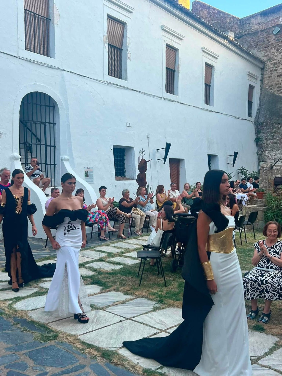 Las hermanas Rodríguez Ramallo deslumbran con su colección de moda 'Desde Olivenza, Due'