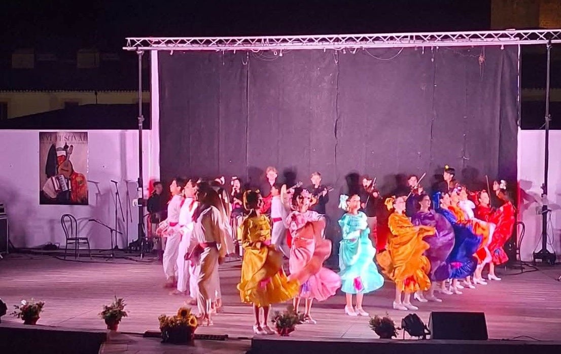 El folclore extremeño y mexicano se dieron cita en el XVII Festival Choni Ramallo