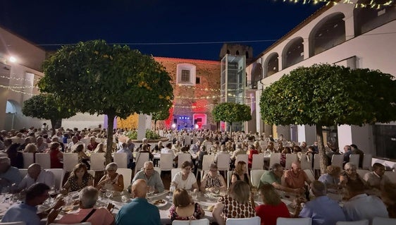Los mayores disfrutan de su tradicional cena de convivencia
