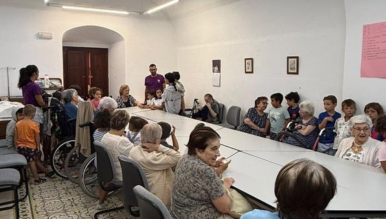 Una actividad intergeneracional une a mayores y niños en el Hospital y Santa Casa de Misericordia