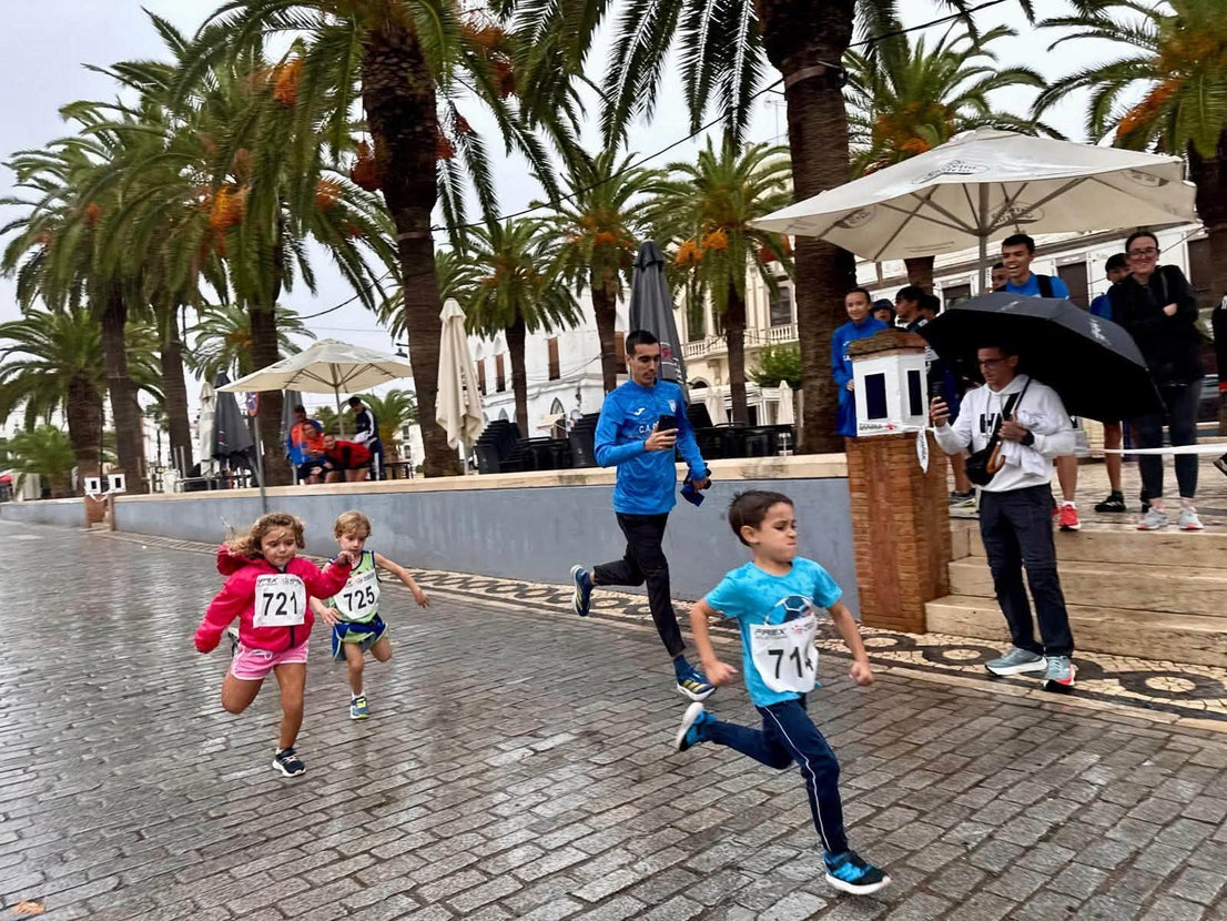 Más de 200 deportistas en la V Carrera Popular a pesar de la lluvia