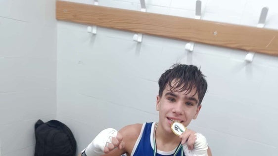 La Escuela de Boxeo de Olivenza celebra el título autonómico de Noel Novoa