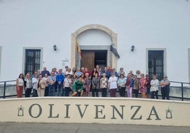 Los participantes se hicieron la foto de familia en la puerta del centro.