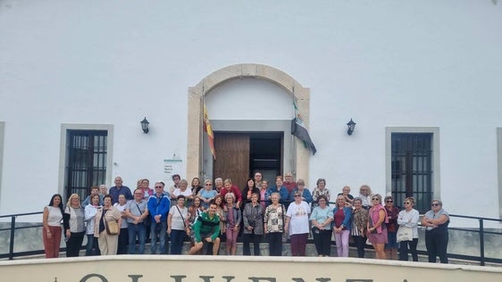 Los participantes se hicieron la foto de familia en la puerta del centro.