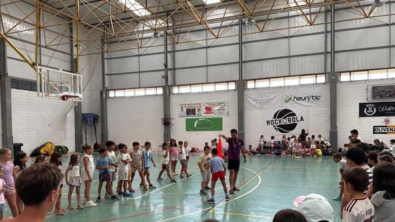 Juegos infantiles organizados por monitores en Olivenza.