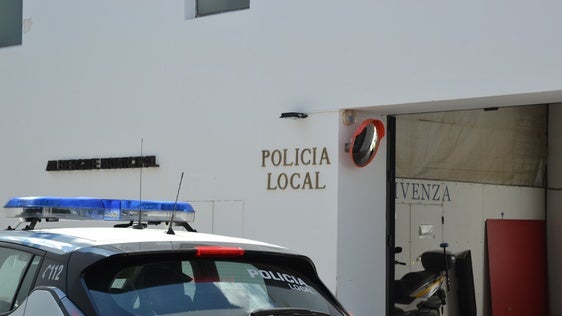 Entrada a la comisaría de Policía.