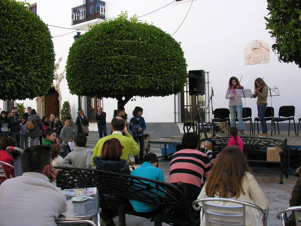 Alumnado de la Escuela Municipal de Música saca a la calle sus instrumentos