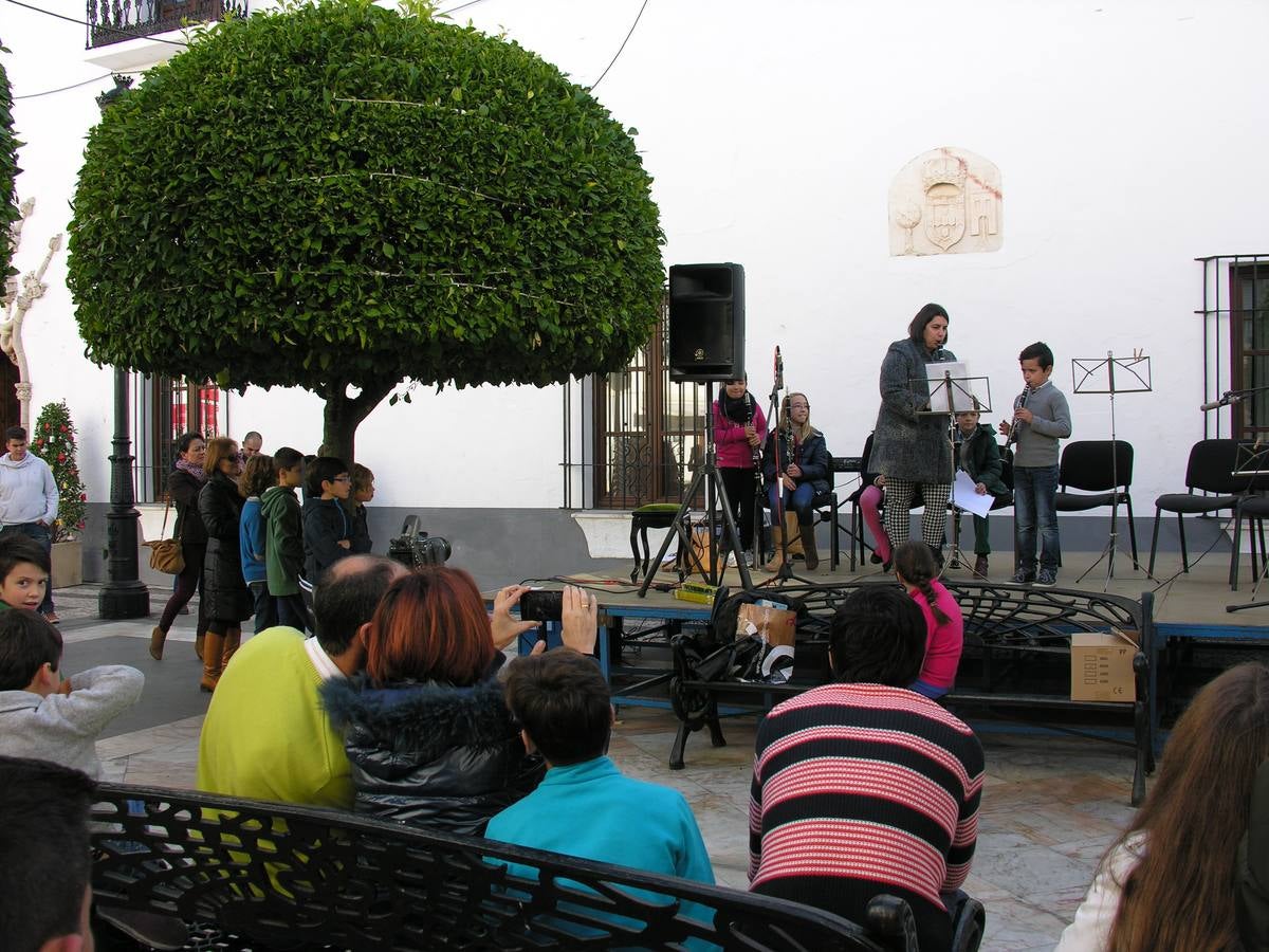 Alumnado de la Escuela Municipal durante un concierto en la calles. 