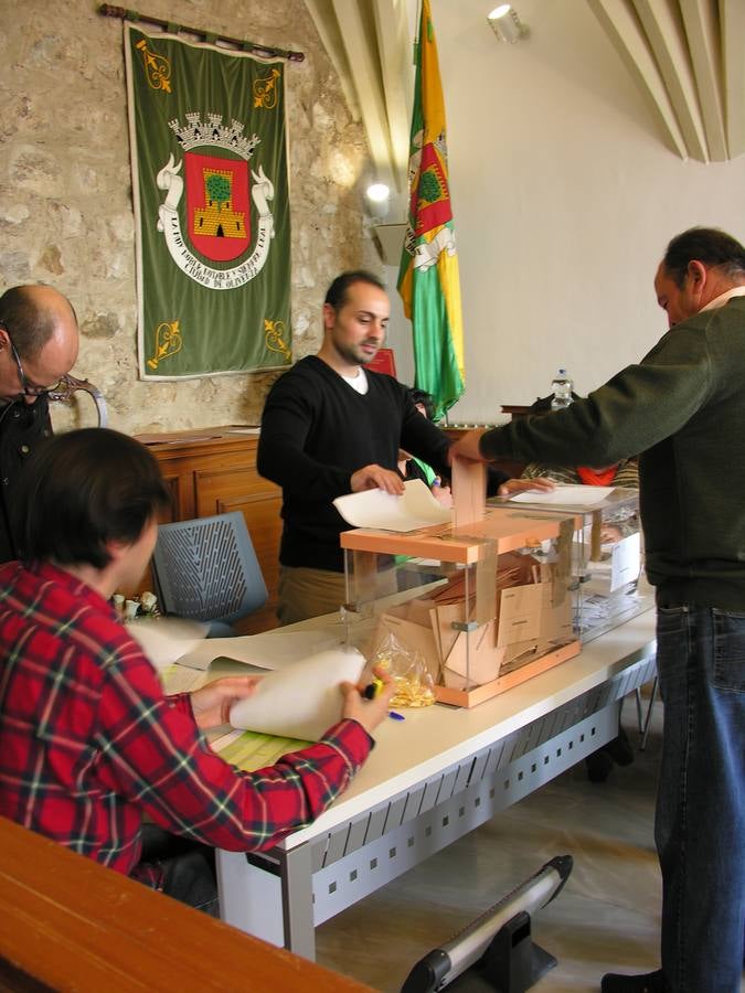 Un vecino ejerce su derecho al voto en el colegio electoral ubicado en el Ayuntamiento de Olivenza. 