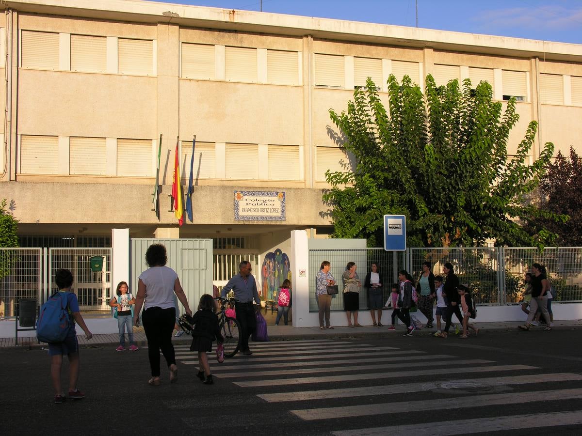 Alumnado, padres y madres en la entrada del Colegio Francisco Ortiz. 