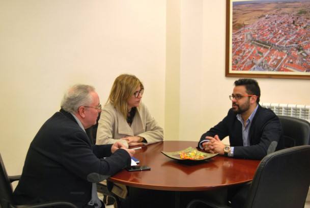 Encuentro celebrado en el Ayuntamiento de Olivenza. 