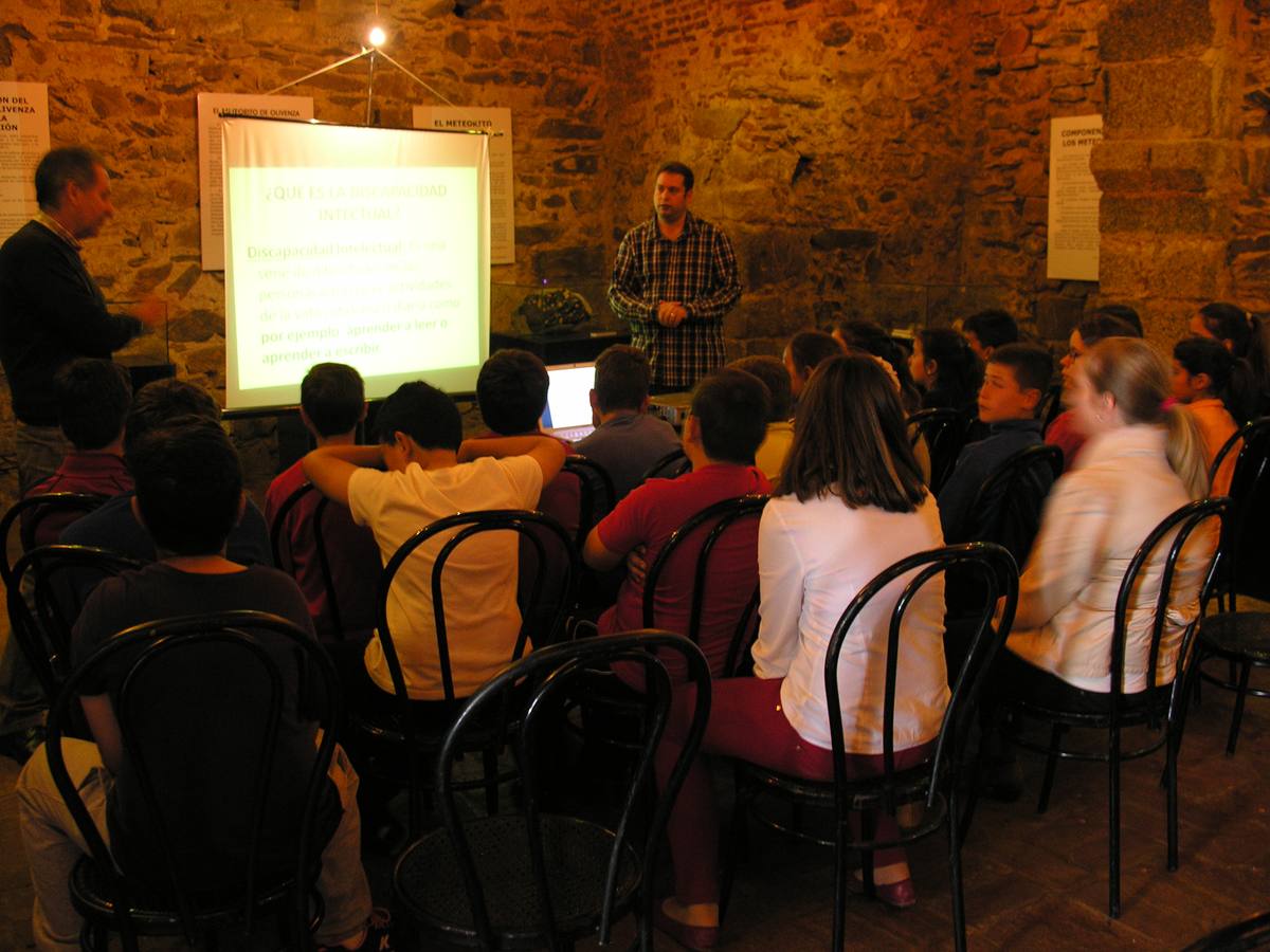 Jose Manuel Macías Castro, con camisa de cuadros, joven con discapacidad becado por la Fundación Caja Badajoz en 2015.