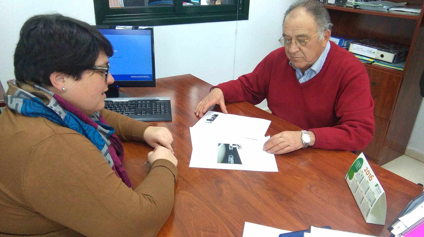 Estudio del proyecto por el presidente de la entidad, Clemente Heredero Márquez, y la directora del centro, Ana Belén Díaz Contador. 