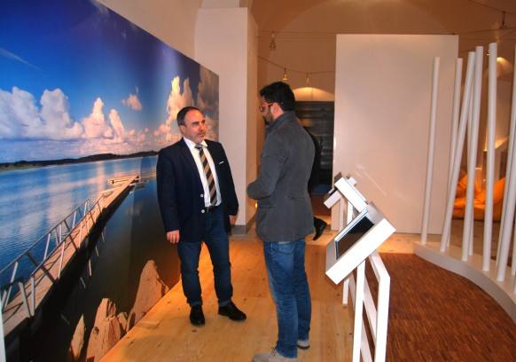 El alcalde oliventino y el director general de Turismo de la Junta de Extremadura durante la visita al Centro de Recepción. 