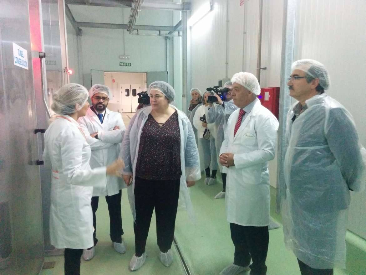 Begoña García junto al alcalde de Olivenza, Manuel J. González Andrade, y responsables del Matadero de Olivenza durante la visita. 