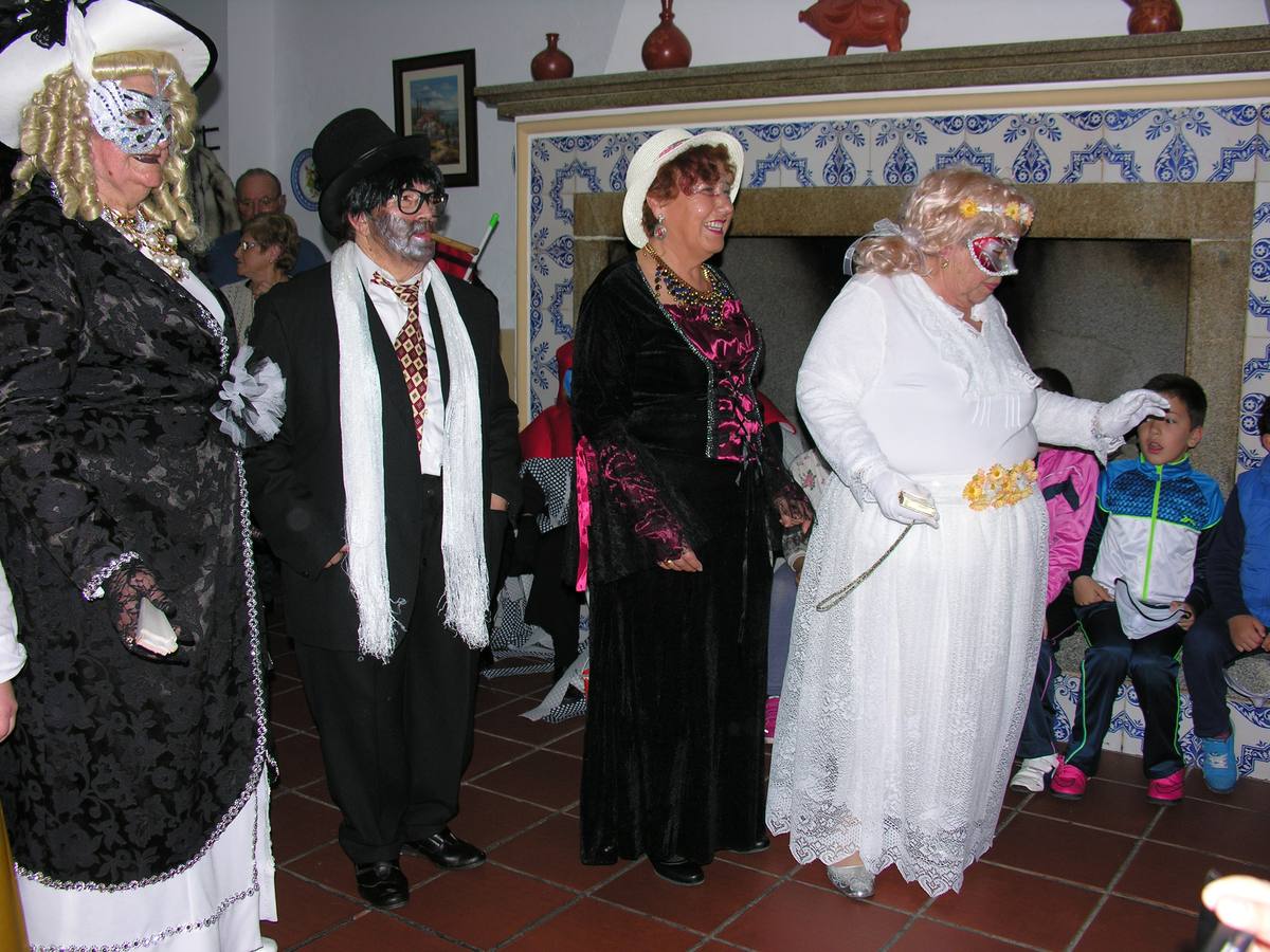 Inés Asama, ganadora del primer premio del concurso de disfraces caracterizada como Celia Cruz. 