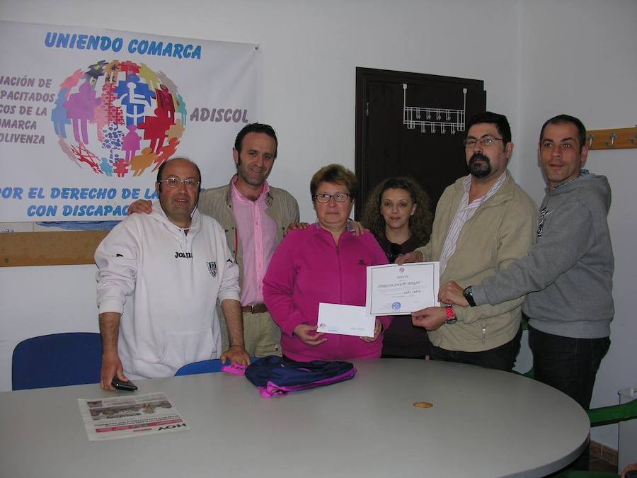 Adiscol dona la recaudación carnavalesca solidaria a un menor con distrofia muscular