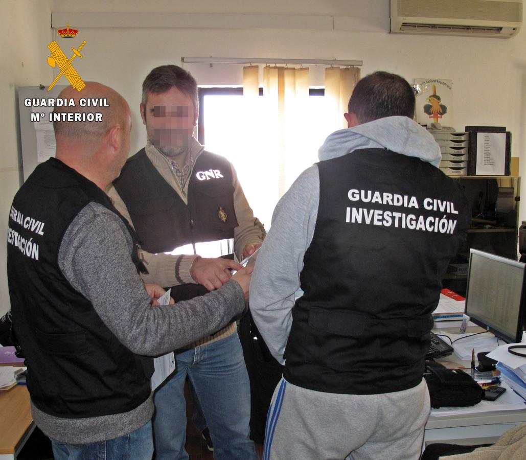 Agentes de la G.N.R. y la Guardia Civil durante la intervención. 
