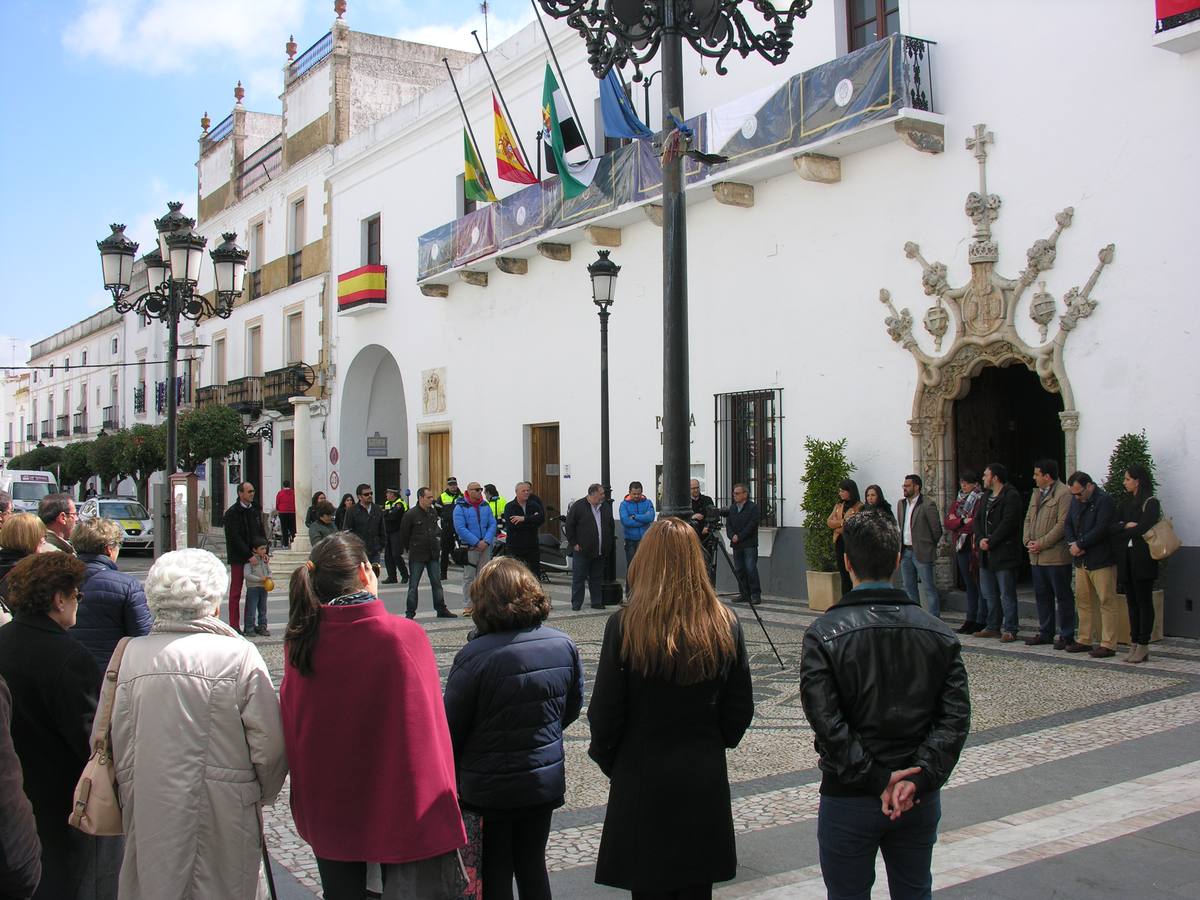 Minuto de silencio ante las puertas del Consistorio. 