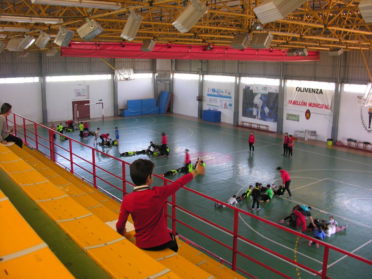 Jugadores y espectadores aportan 300 kilos de alimentos en la II Gymkana Solidaria A Vila