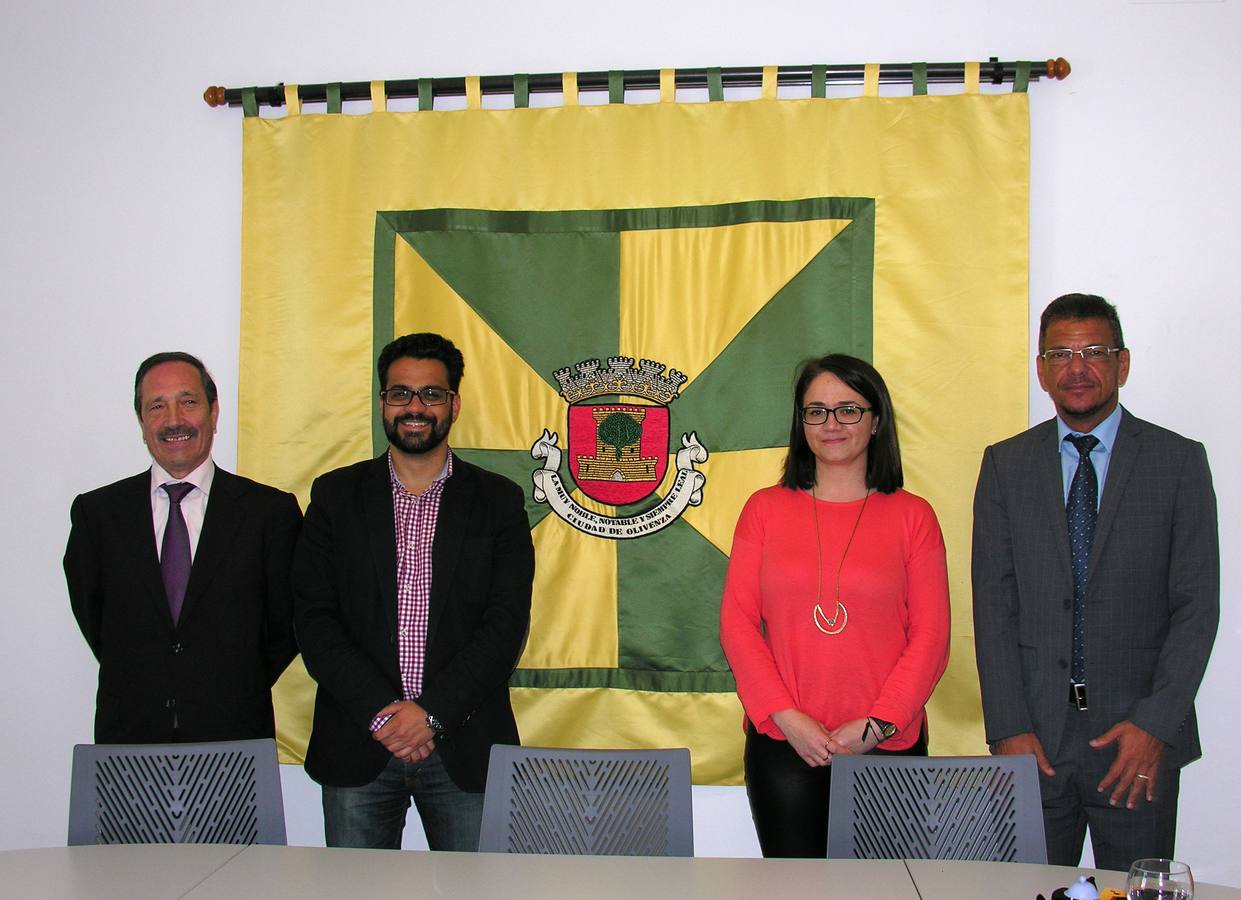Siquara y Gaspar junto a los ediles oliventinos. 