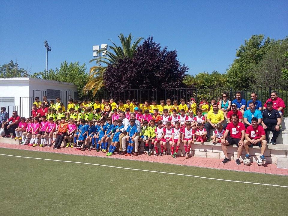 Más de un centenar de futbolistas oliventinos y pacenses disfrutan de una convivencia deportiva