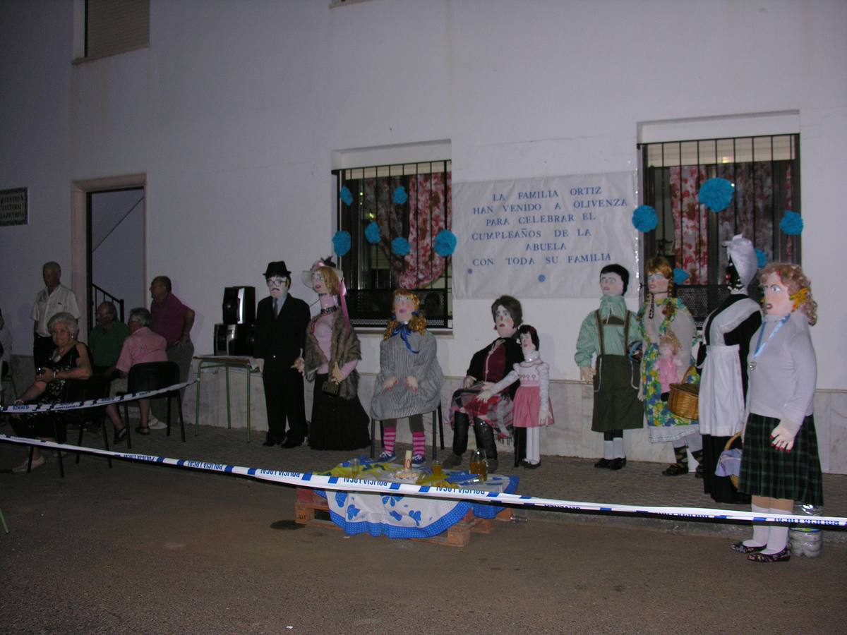 'La Familia Ortiz viene a Olivenza a celebrar el cumpleaños de su abuela', pelele ganador del segundo premio 2015.
