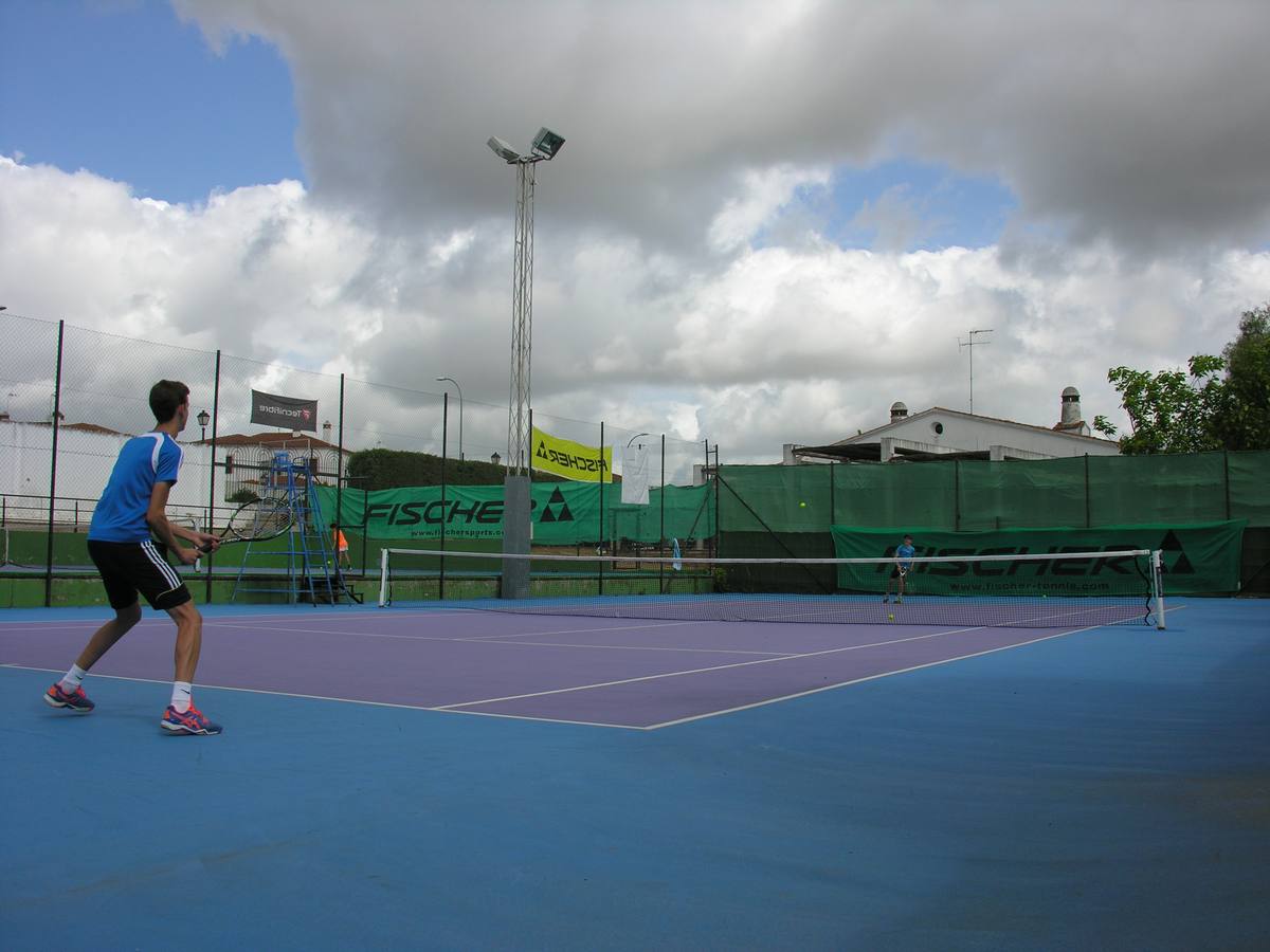 Dos encuentros marcan el inicio del I Torneo de Tenis Jaguar Puente Ayuda