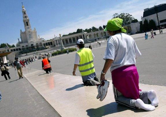 Peregrinos en el Santuario de Fátima. 