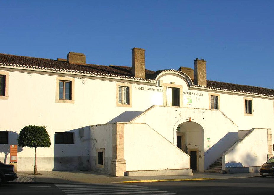 Edificio en cuyos bajos se ubica el Centro de Salud. 