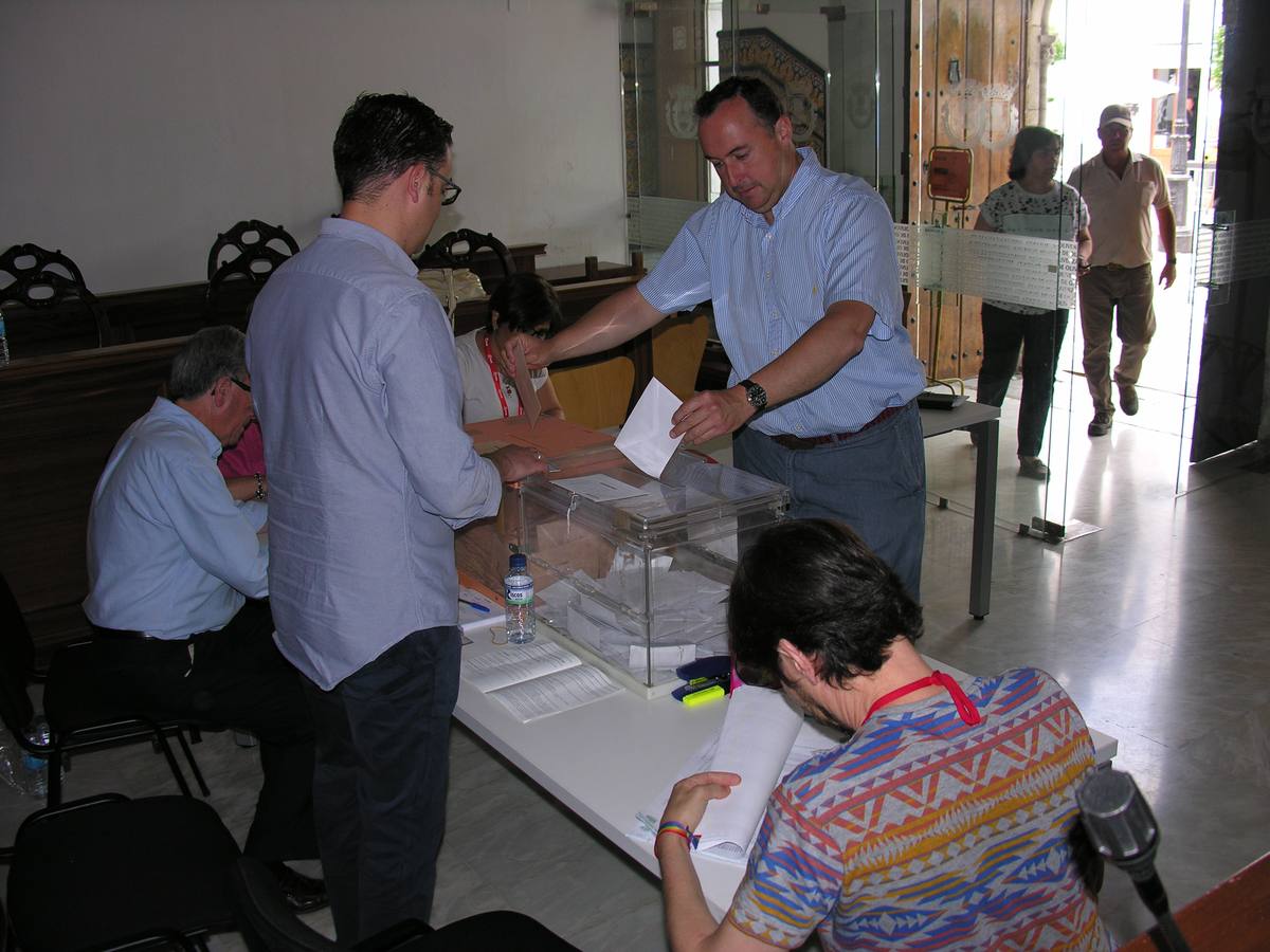 Un vecino e Olivenza ejercer el voto en la mesa electoral ubicada en el Ayuntamiento. 